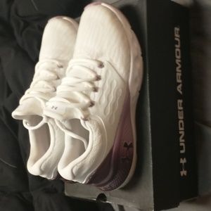 Womens 7.5 UA Charged breathe lace